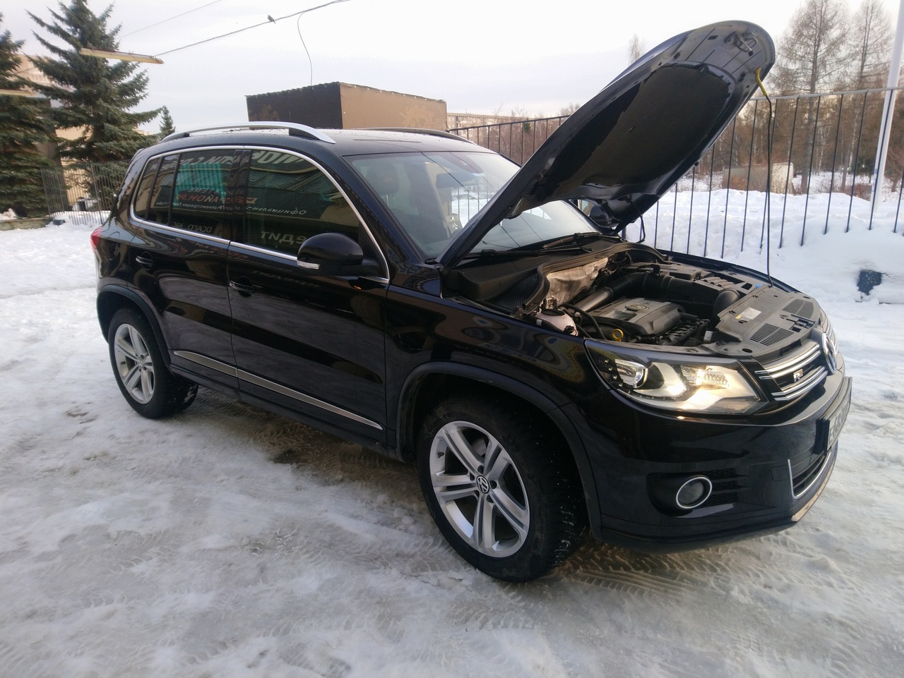 В надежде на надежный Tiguan от серой площадки.