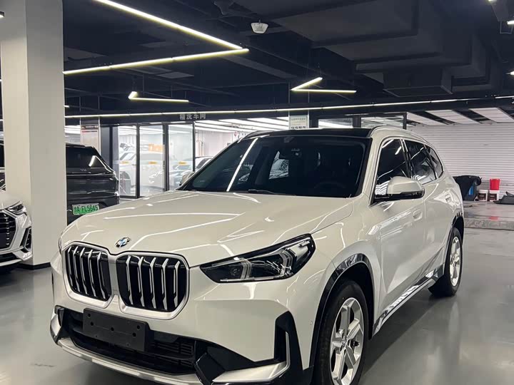 BMW X1 2022 — премиальный кроссовер для города.