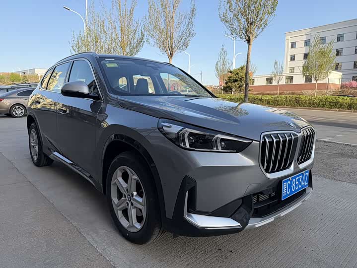 BMW X1 расход топлива, BMW X1 отзывы, премиальный кроссовер, городской SUV, немецкий кроссовер, BMW X1 xDrive, BMW X1 для города, семейный кроссовер BMW, надежный